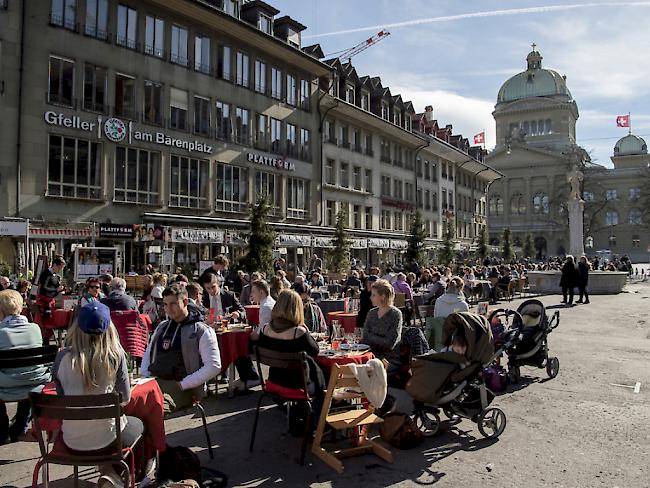 Das warme Frühlingswetter im Februar lockte zahlreiche Sonnenhungrige nach draussen - wie hier auf dem Bärenplatz in Bern. (Archivbild)