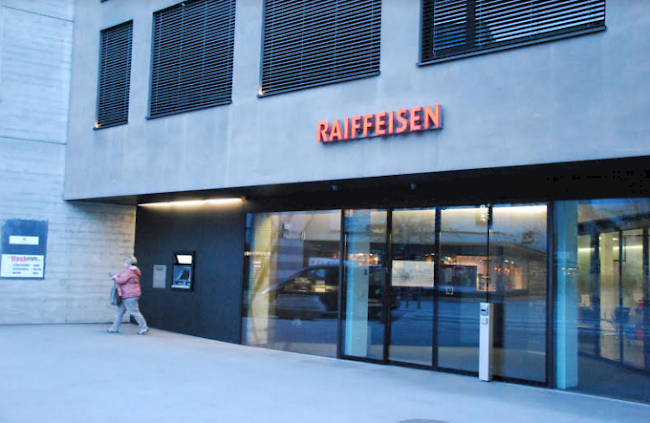 Blick auf den Sitz der Raiffeisenbank Region Visp: Sie schliesst Ende 2017 alle Aussenfilialen. Zehn weitere Filialen sind nun ebenfalls betroffen.