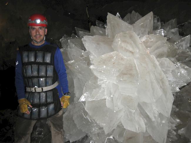 In einer Reihe mexikanischer Höhlen haben Forscher in riesigen Kristallen uralte Mikroben entdeckt. Höhlenforscher schätzen das Alter der Mikroben auf mindestens 10