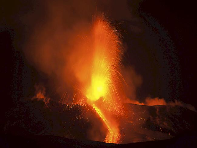 Eine Lava-Fontäne am sizilianischen Vulkan Ätna.