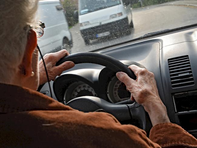 Im letzten Jahr mussten deutlich mehr ältere Autolenker ihren Führerausweis wegen Krankheit oder Gebrechen abgeben als im Vorjahr. (Symbolbild)
