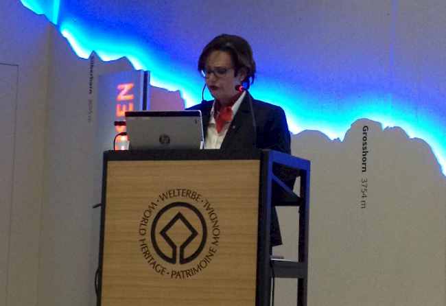 Carmen Zenklusen, Präsidentin des Oberwalliser Verbands der  Raiffeisenbanken, stellt den Jahresbericht vor.