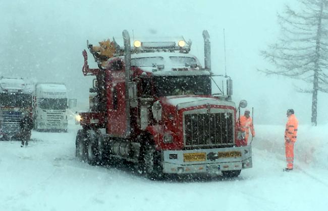 Lastwagen, die vor der Sperrung auf der Passstrasse unterwegs waren, wurden von den Schneefällen überrascht.