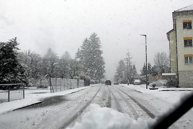 Die Schneemengen sorgen weiterhin für Probleme auf der Strasse.