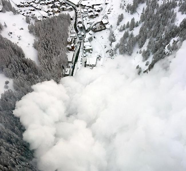 Zwischen Täsch und Zermatt führten die Verantwortlichen am Dienstag mehrere Lawinensprengungen durch.