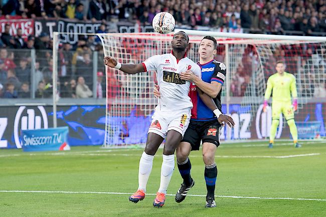Zweikampf auf Augenhöhe? Sittens Moussa Konaté gegen Basels Marek Suchy (im November 2016).