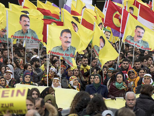 Kurdische Demonstranten am Samstag in Frankfurt mit Fahnen mit dem Porträt von Abdullah Öcalan, dem in der Türkei inhaftierten Anführer der verbotenen kurdischen Arbeiterpartei PKK.