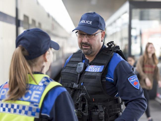 Die Transportpolizei der SBB testet seit Montag an den Bahnhöfen Zürich und Lausanne den Einsatz von so genannten Bodycams. Bei den Polizeikorps sind je zwei Kameras im Einsatz. (Gestellte Szene)