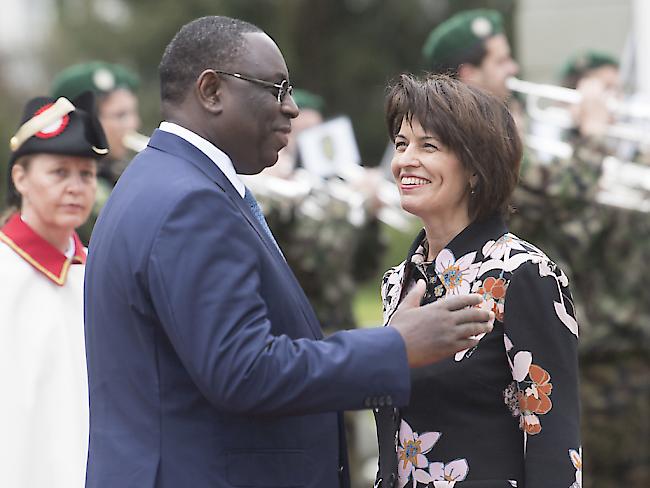 Mit militärischen Ehren empfangen: Senegals Präsident Macky Sall und Bundespräsidentin Doris Leuthard auf dem Landgut Lohn.