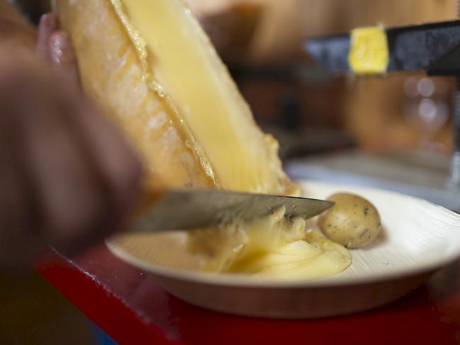 Schweizerinnen und Schweizer lieben Käse: Im vergangenen Jahr haben sie 22,05 Kilogramm pro Person gegessen. Zu den beliebtesten Sorten gehört auch der Raclette-Käse. (Symbolbild)