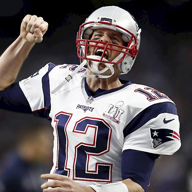 Tom Brady stürmt bei der Super Bowl schreiend über das Feld