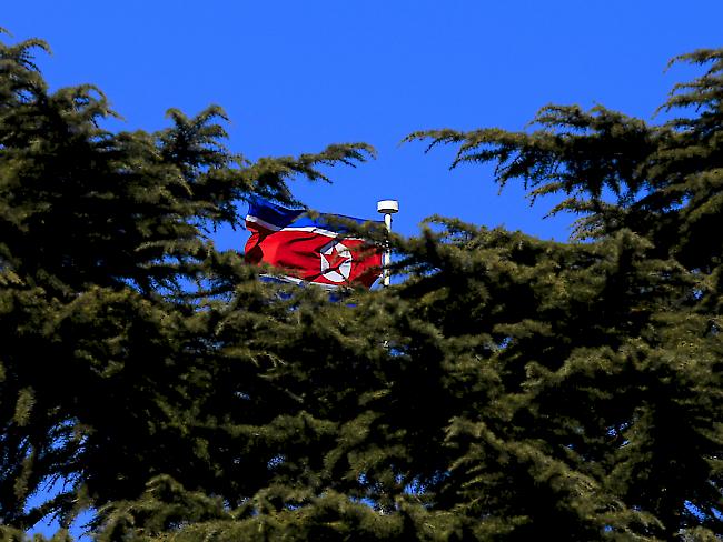 Nordkoreas Flagge flattert im Wind über der Botschaft des Landes in China: Der grosse Nachbar soll nach Willen der USA Druck auf das stalinistisch geführte Land ausüben. (Archivbild)
