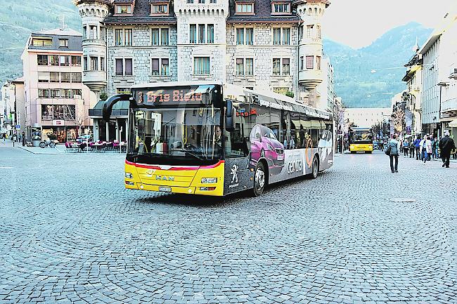 Noch gehören die Busse zum Bild auf dem Briger Stadtplatz.