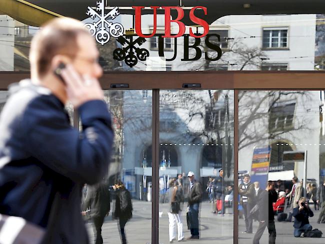 Die UBS weitet den Kreis der Kunden aus, die für ihr Geld Strafe zahlen müssen. (Archiv)