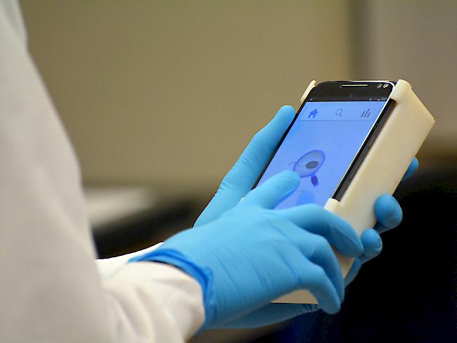 Eine App und etwas Zubehör sollen das Smartphone zum Sperma-Testlabor machen.