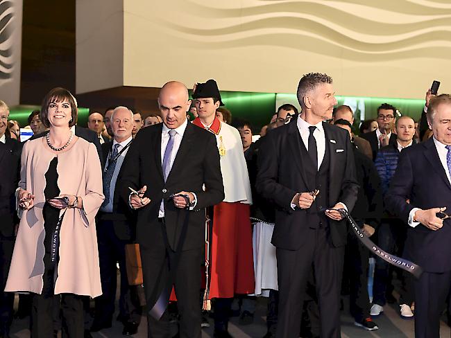 Baselworld-Direktorin Sylvie Ritter (von links), Bundesrat Alain Berset und MCH-Chef Rene Kamm bei der Eröffnung der weltgrössten Uhren- und Schmuckmesse.