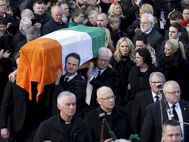 Tausende begleiten den Sarg von Sinn-Fein-Politiker McGuinness im nordirischen Derry.