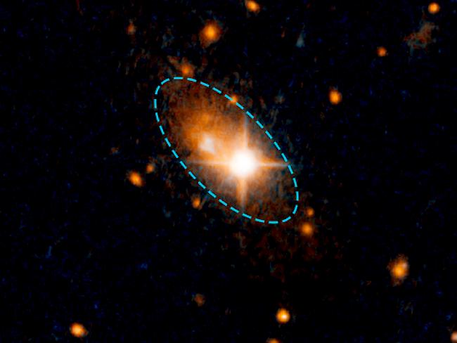 Die blaue Linie zeigt das Ausmass der Galaxie. Der helle Quasar befindet sich jedoch - anders als erwartet - nicht in deren Zentrum.
