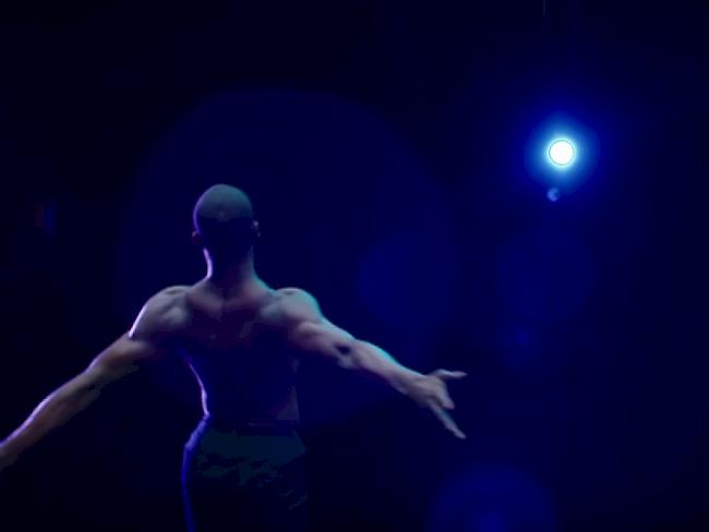 Die legendäre Tanzcompagnie Alvin Ailey American Dance Theater hat eine zweiminütige Tanzversion des Films "Moonlight" kreiert. (Screenshot Youtube)