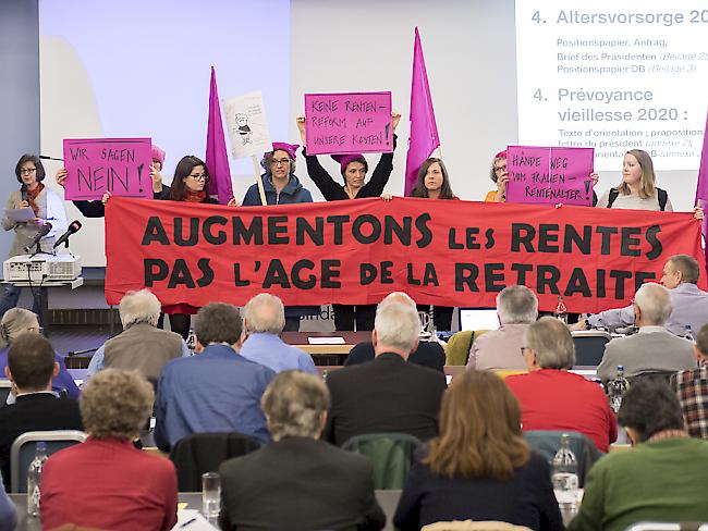Westschweizer Frauen protestierten schon an der SGB-Delegiertenversammlung gegen die Reform der Altersvorsorge. Wenig später wurde ein Referendumskomitee aus der Taufe gehoben.