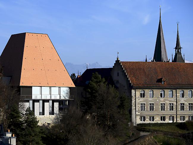 Das neue Grossrats-Gebäude setzt mit dem hohen Dach einen neuen Akzent in der Silhouette der Altstadt von Lausanne.