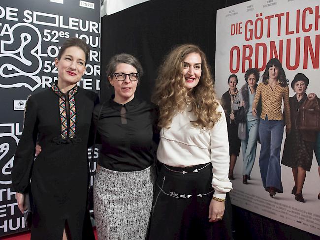 Erste Erfolge für "Die Göttliche Ordnung": Rachel Braunschweig (r) wurde am Schweizer Filmpreis für ihre Nebenrolle ausgezeichnet, Regisseurin Petra Volpe (M) für das Beste Drehbuch - auch Hauptdarstellerin Marie Leuenberger (l) könnte heute Abend noch gewinnen. (Archivbild)