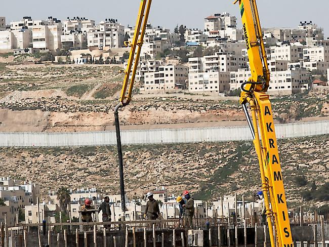 Bauarbeiter im Einsatz bei einer Siedlung nördlich von Jerusalem: Die UNO wirft Israel vor, eine Resolution des Sicherheitsrates zu missachten.