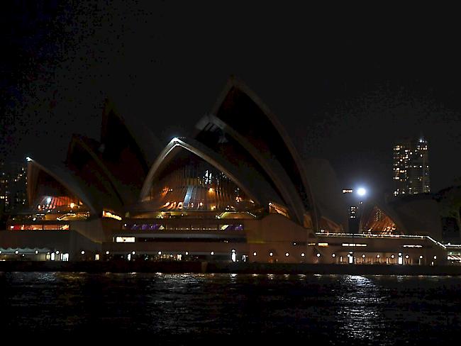 Das Opernhaus von Sydney für einmal ohne Beleuchtung: Während der "Earth Hour" vom Samstagabend von 20.30 Uhr bis 21.30 Uhr löschen zahlreiche Wahrzeichen ihre Lichter, um auf den Klimaschutz aufmerksam zu machen.
