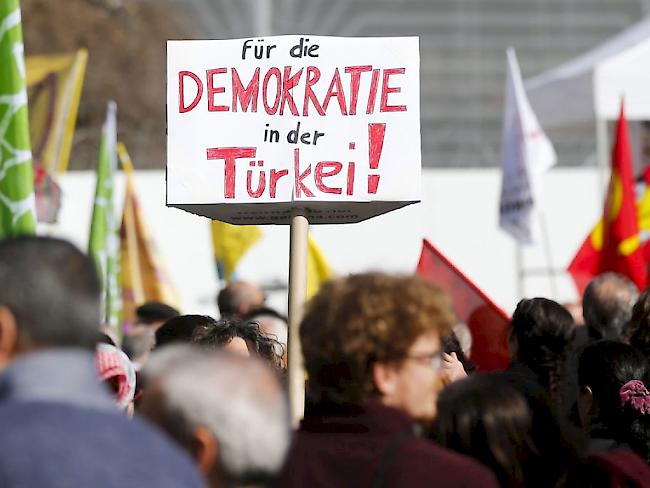 Mehrere Tausend Personen versammelten sich auf dem Bundesplatz in Bern, um mehr Demokratie und Freiheit in der Türkei zu fordern.