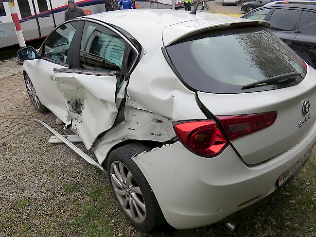 Mit viel Glück wurde beim Zusammenstoss in Hirschthal AG niemand verletzt. Am Auto entstand Totalschaden.