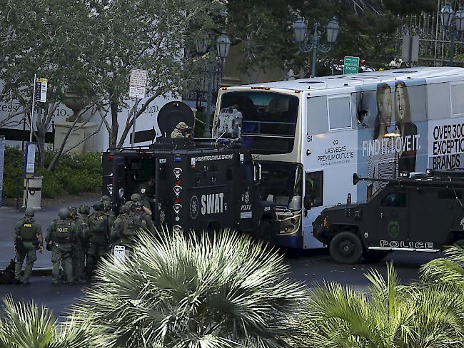 Einsatzkräfte umzingeln einen Bus in Las Vegas nach tödlichen Schüssen in der US-Spielerstadt.