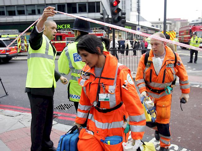 Grosseinsatz von Rettungskräften in der Stadt Wirral bei Liverpool: Nach einer Explosion stürzte ein Gebäude ein und begrub dutzende Menschen unter sich. (Symbolbild)
