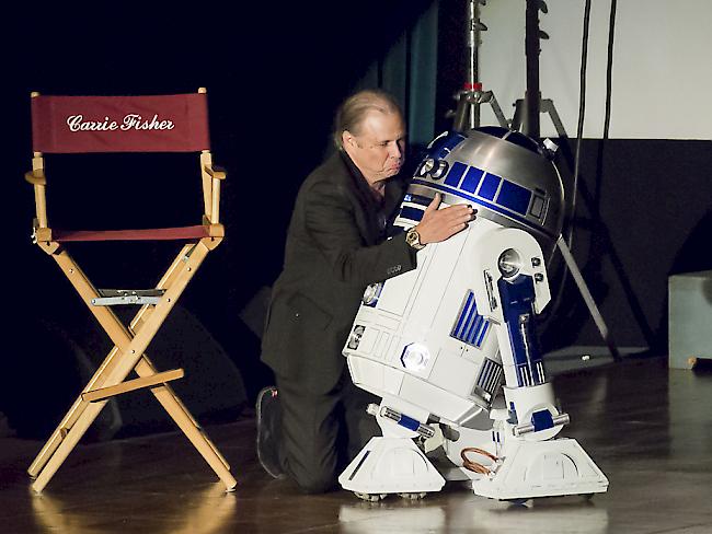 Selbst R2-D2, der berühmte kleine Roboter aus "Star Wars", hatte einen kurzen Auftritt zu Ehren von Carrie Fisher, der Prinzessin Leia aus der Kult-Kinoserie.