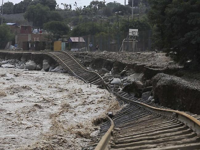 Vom Hochwasser zerstörte Eisenbahnlinie in Lima.
