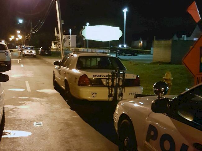 Polizeiautos vor dem Nachtclub in Cincinnati, in dem die Schüsse fielen.