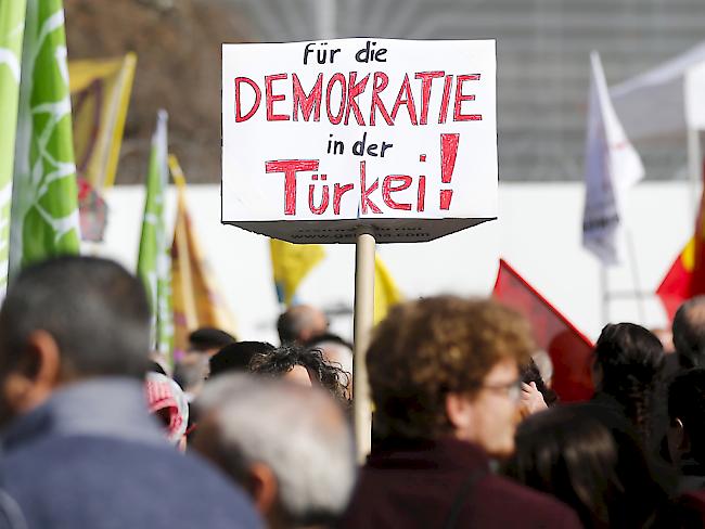 Teilnehmerinnen und Teilnehmer der Kundgebung "für die Demokratie in der Türkei" am Samstag. Ein Anti-Erdogan-Plakat an der Kundgebung führte zum Protest der Türkei.