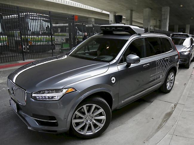 Ein selbstfahrender Volvo vom Fahrdienst Uber. Wegen einem Unfall zieht Uber nun sämtliche selbstfahrende Autos aus dem Verkehr. (Archiv)