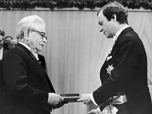 1981 wurde Elias Canetti (l) mit dem Nobelpreis für Literatur ausgezeichnet. Übergeben wurde der Preis in Stockholm von König Carl Gustaf. (Archiv)