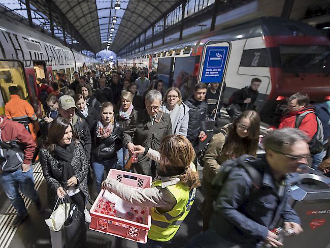 Seit dem frühen Morgen ist der Bahnhof Luzern wieder geöffnet, die Züge Fahren wieder und die Zugpassagiere erhalten von der SBB als Entschuldigung Schokoladenherzen geschenkt.