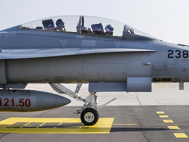 Vorführung des Luftpolizeidienstes der Schweizer Luftwaffe: Piloten im Cockpit kurz vor dem Start eines F/A-18-Kampfjets.