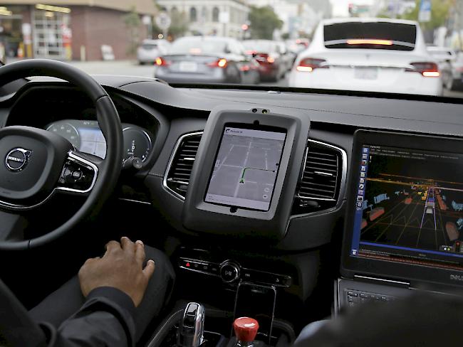 Die selbstfahrenden Autos von Uber sind nach dem Unfall in Arizona wieder auf US-Strassen unterwegs. (Archivbild)