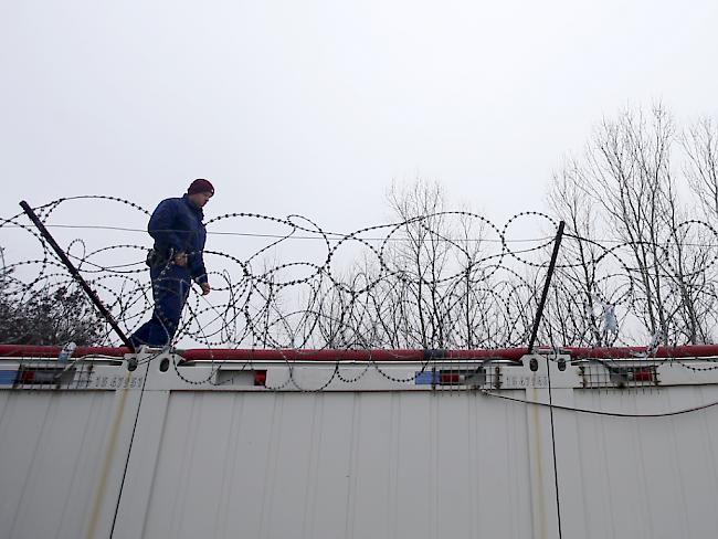 Ungarischer Polizist patrouilliert an der stark befestigten Grenze zu Serbien