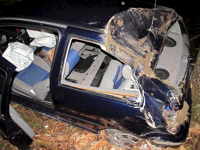 Die drei Frauen im total beschädigten Auto wurden beim Unfall mittelschwer bis schwer verletzt.