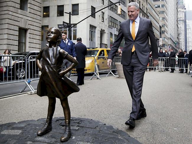 New Yorks Bürgermeister Bill de Blasio trifft sich mit dem "Fearless Girl". Die mutige Bronzestatue bleibt bis mindestens März 2018 in der Stadt. (Archiv)