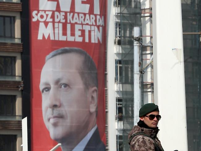 Erdogan allgegenwärtig. Ein Riesenplakat des türkischen Staatspräsidenten Recep Tayyip Erdogan auf dem Istanbuler Taksim-Platz wirbt für ein Ja - "Evet". Gemeint ist damit unter anderem die Zustimmung für das Verfassungsreferendum am 16. April, das Erdogans Machtbefugnisse ausweitet.