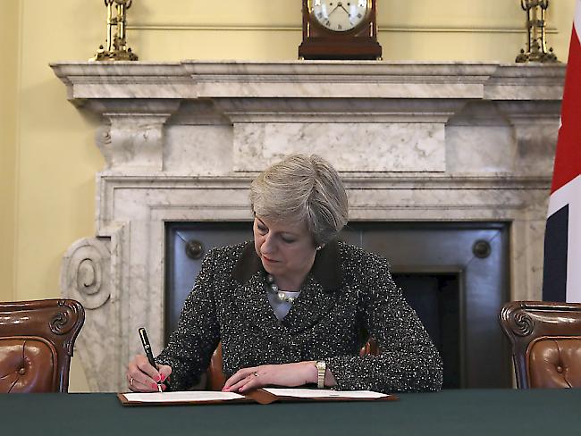 Die britische Premierministerin Theresa May unterzeichnet den offiziellen Brexit-Brief an die Europäische Union.