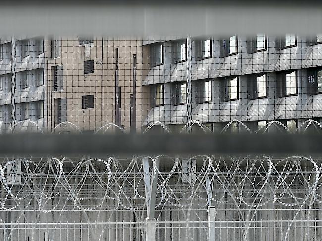 Der zu einer bedingten Freiheitsstrafe verurteilte Algerier wurde nach dem erstinstanzlichen Urteil im Genfer Gefängnis Champ-Dollon in Sicherheitshaft behalten. (Archiv)