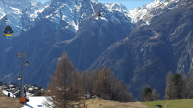 Mittels Longline befreiten Rettungsspezialisten der Air Zermatt die abgestürzten Gleitschirmflieger aus ihrer ungemütlichen Lage.