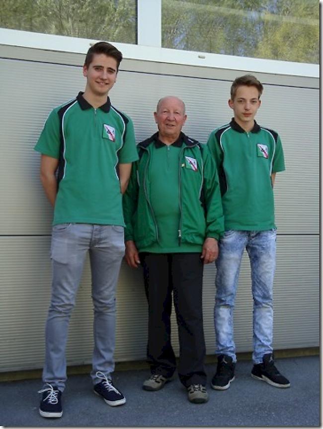 60 Jahre Altersunterschied aber dennoch dasselbe Hobby: Der 76-jährige Konrad Abgottspon und zwei 16-jährige Jungschützen aus Staldenried. 