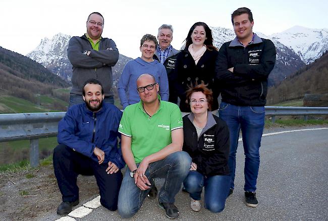 Der Vorstand des Vereins Gondo Marathon (vordere Reihe v.l.): Daniel Squaratti, Max Lauwiner (Präsident), Carmen Squaratti. Hinten (v.l.): Christian Gasser, Brigitte Wolf, Simon Squaratti, Jennifer Schwarzen und Davide Jordan.